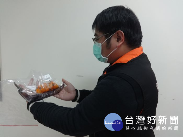 桃園市政府衛生局為維護民眾春節食品衛生安全,抽驗年節食品。