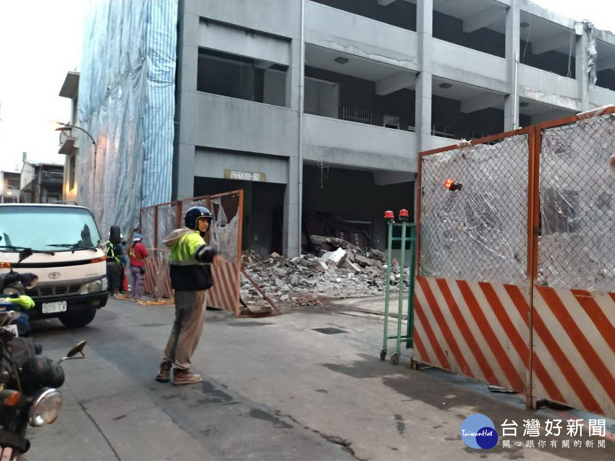 桃園市桃園區原桃園憲兵隊營舍現正進行拆除,現場人員協助指揮交通。