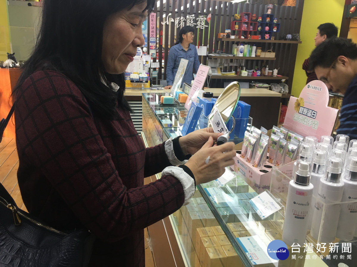 除了肉製品美容洗髮產品也都很受歡迎。(記者扶小萍攝)