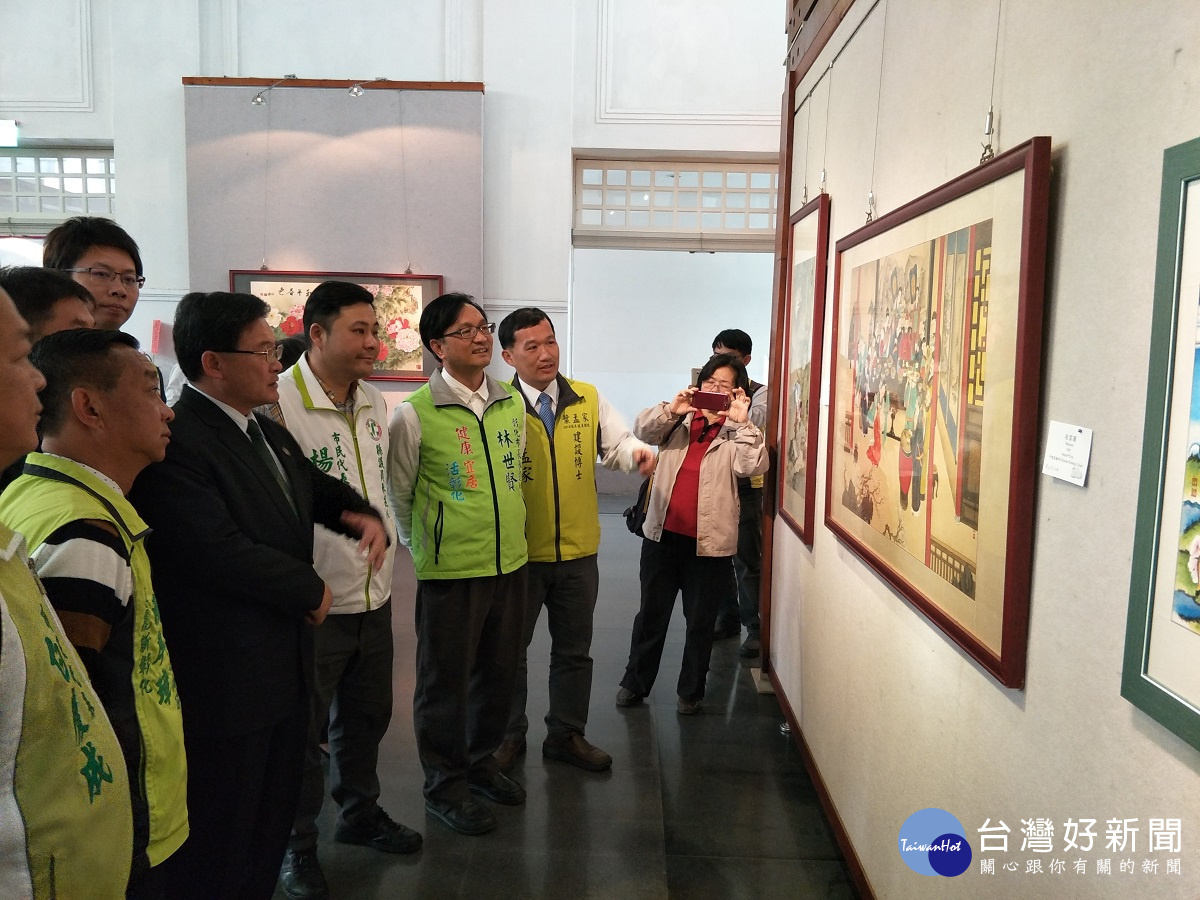 彰化市長邱建富等人欣賞王伯雄老師畫作。圖/記者鄧富珍攝