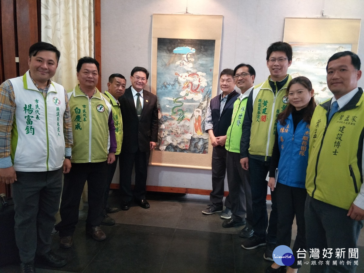 彰化市長邱建富等人與王伯雄老師創作「地藏劈天」。圖/記者鄧富珍攝