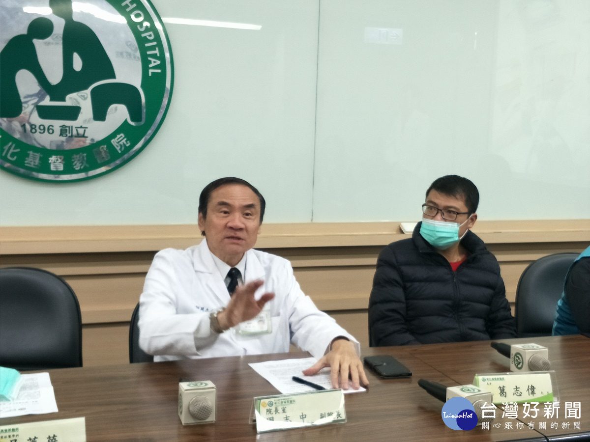 彰基醫院副院長周志中說明心衰竭患者進行低溫治療的過程。圖/記者鄧富珍攝