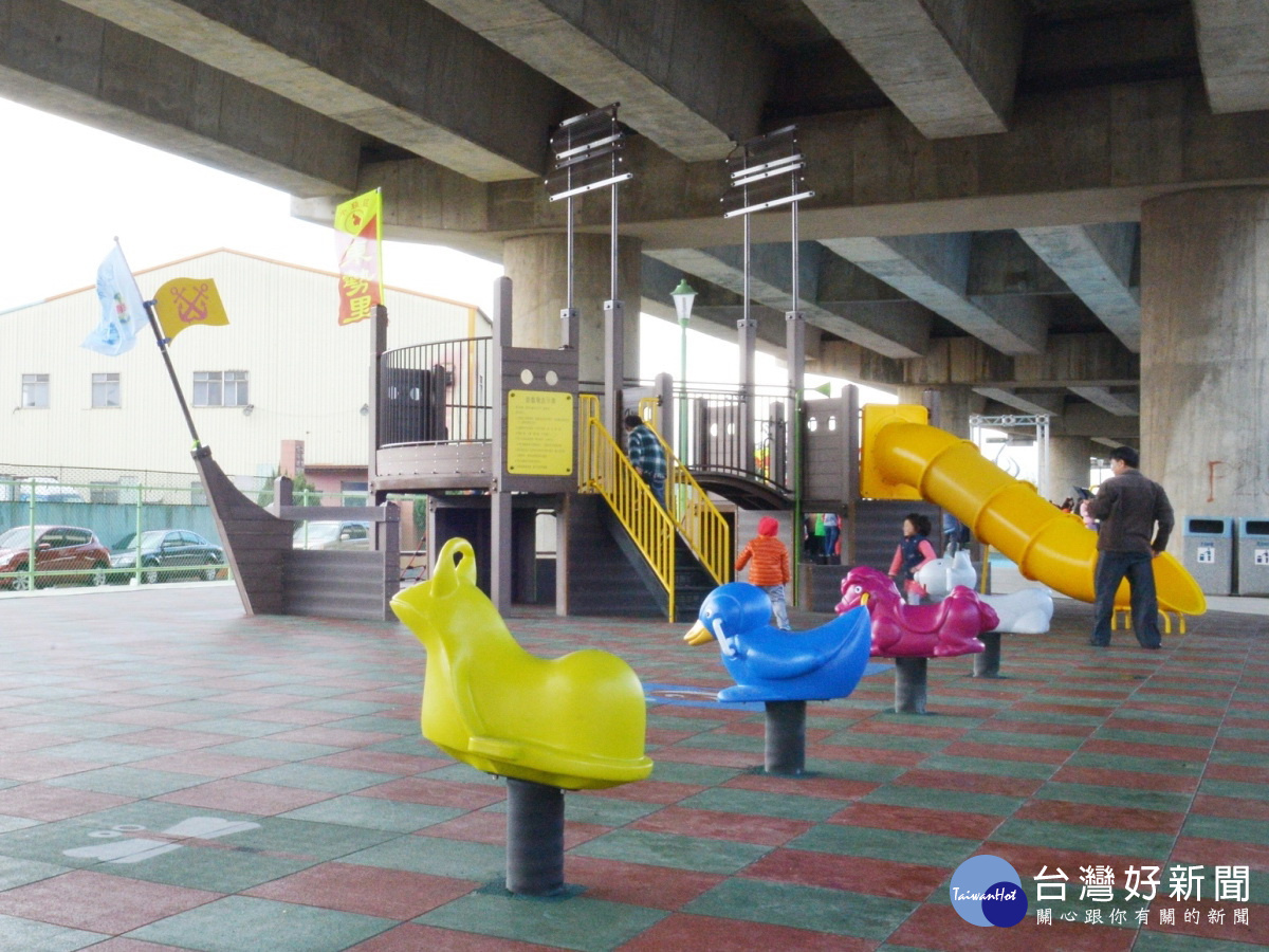 台66橋下空間(洪圳路西側)多功能運動休閒設施,提供平鎮區東勢里民多元化的使用空間。