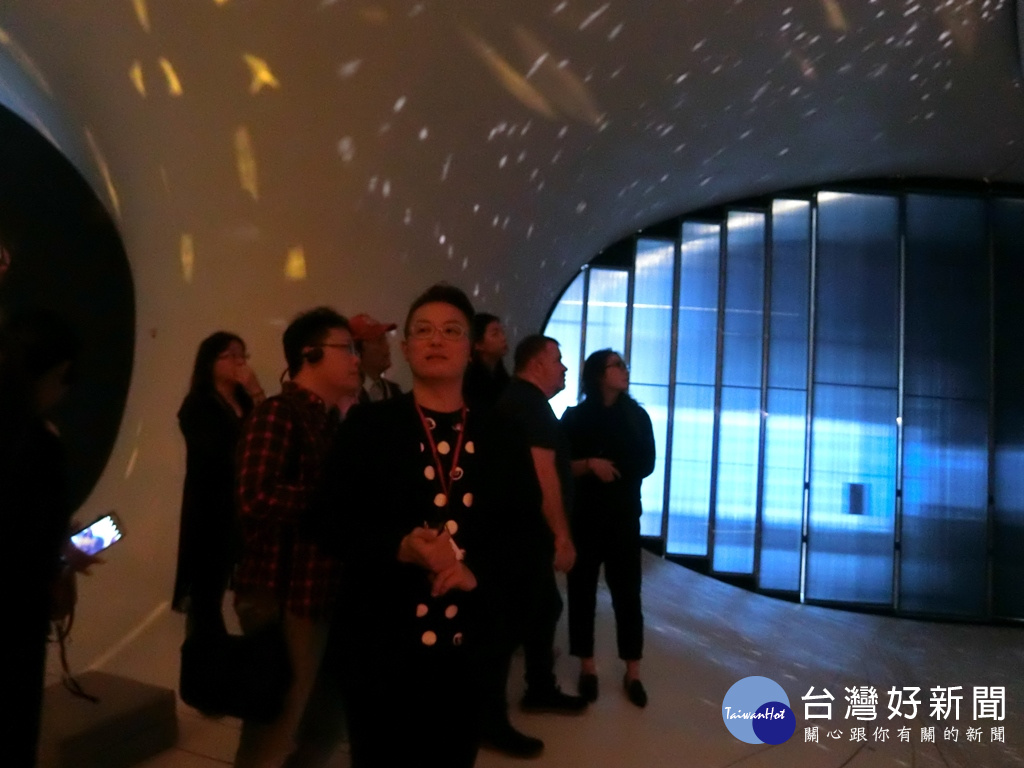 圖說: 董承濂在其個展開展記者會中導覽解說作品的意象。(圖/記者賴淑禎攝)