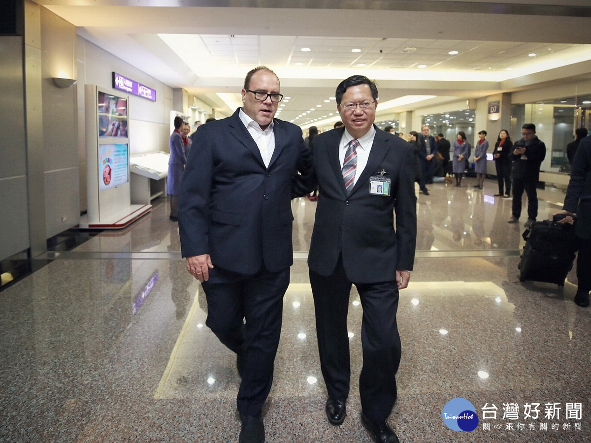 美國加州「安大略國際機場-桃園國際機場」直航班訪問團一行抵台,桃園市長鄭文燦親往接機。
