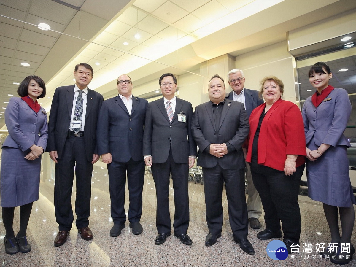 美國加州「安大略國際機場-桃園國際機場」直航班訪問團一行抵台，桃園市長鄭文燦率員親往接機。