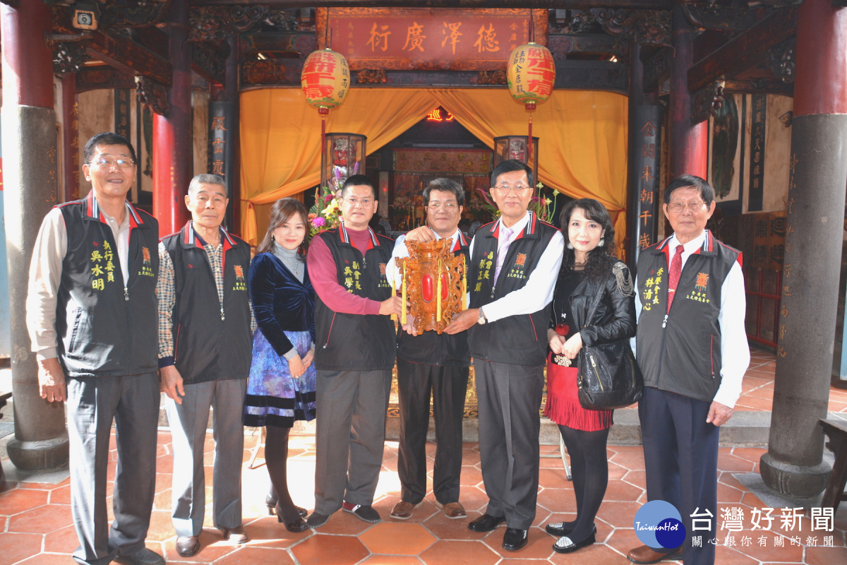 新任佳里金唐殿上元燈慈善會會長楊志超(左五)。(圖/記者黃芳祿攝)