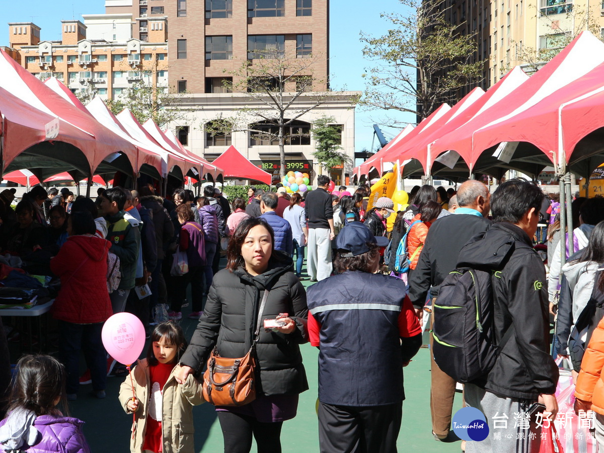 「扶老攜幼跳蚤市場暨愛心園遊會」吸引許多民眾到場參加。