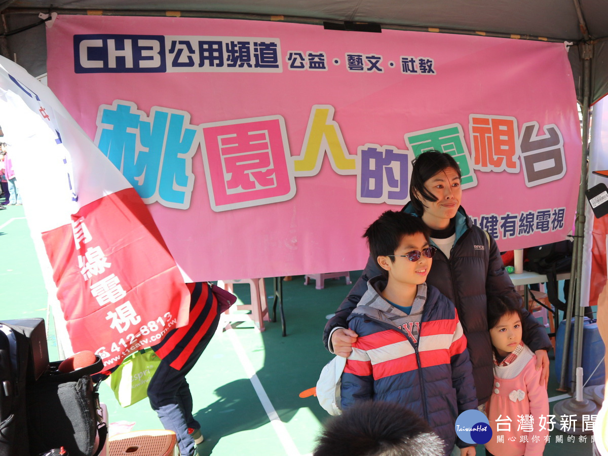 北健有線電視除了捐贈養生黑米300斤及近百條禦寒圍巾之外,也善盡地方媒體責任在現場進行網路直播。