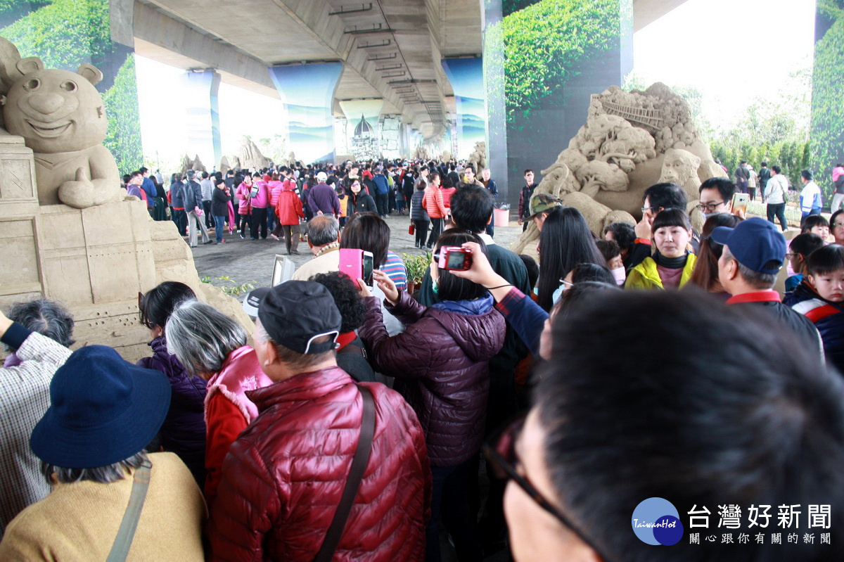 縣府希望今年沙雕展可望破500萬人次。(記者扶小萍攝)