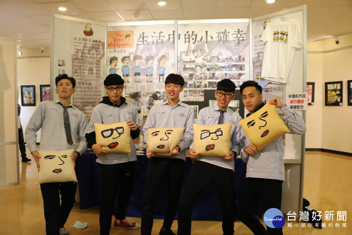 六和高中在中壢藝術館舉辦多媒體應用科首度畢業展暨成果展,展覽主題「跨越」,展期至2月4日止,歡迎大家參觀。
