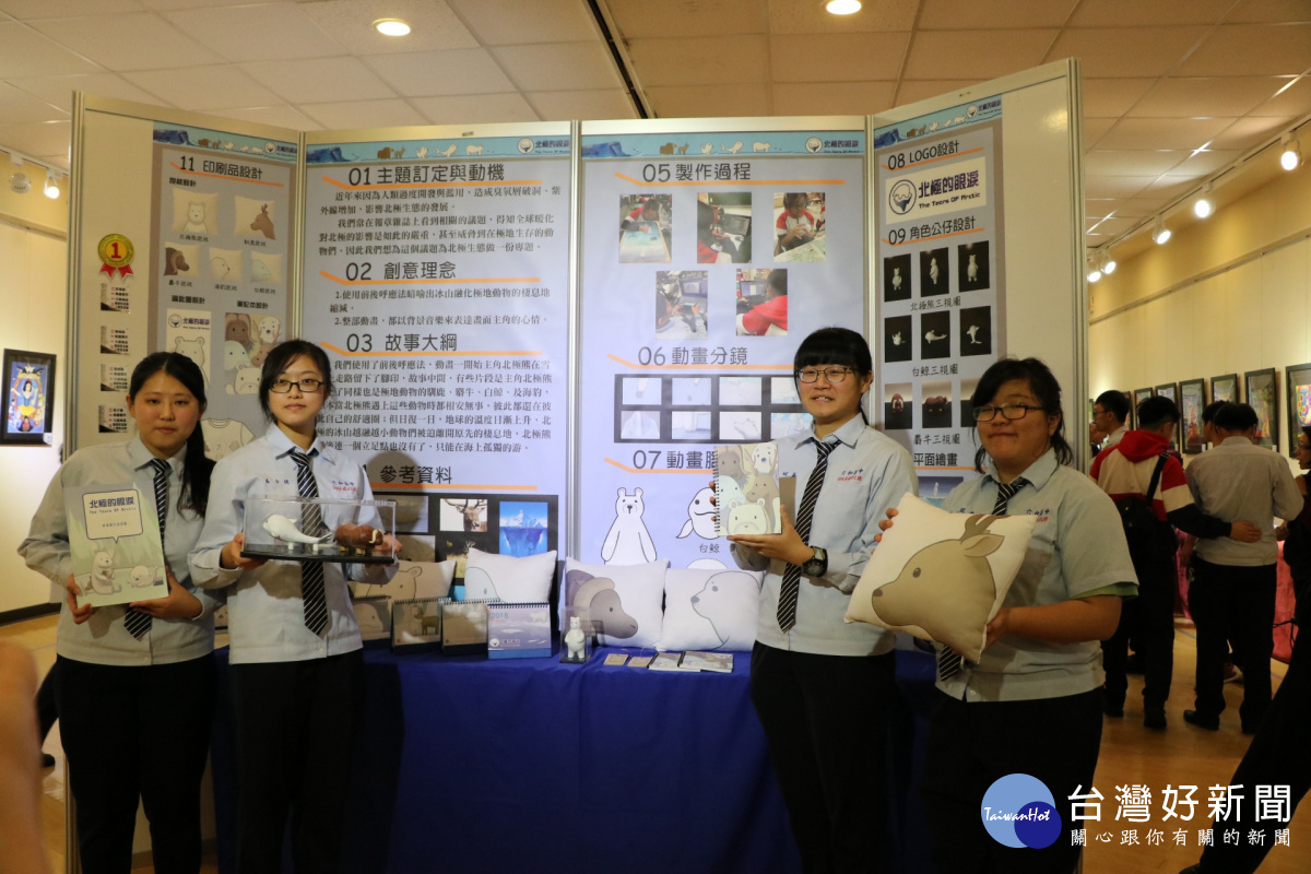 六和高中在中壢藝術館舉辦多媒體應用科首度畢業展暨成果展,展覽主題「跨越」,展期至2月4日止,歡迎大家參觀。