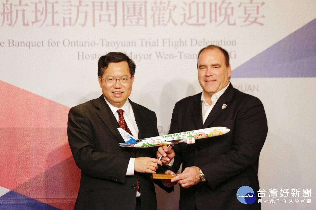 鄭文燦市長把777-300ER桃園市彩繪機送給聖貝納迪諾郡監督哈格曼,象徵桃園-安大略首航順利。