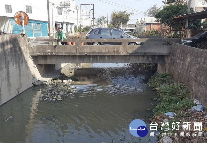 新南路與公園路交叉路口大排水溝未加蓋,環境髒亂不堪滋生蚊蟲及惡臭等問題,引發附近住戶抱怨連連。(記者陳昭宗拍攝)