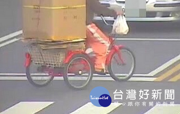 男子順手牽羊電信公司外包商裝載工作用器具紙箱,遭路口監視器清楚拍下。(記者陳昭宗拍攝)