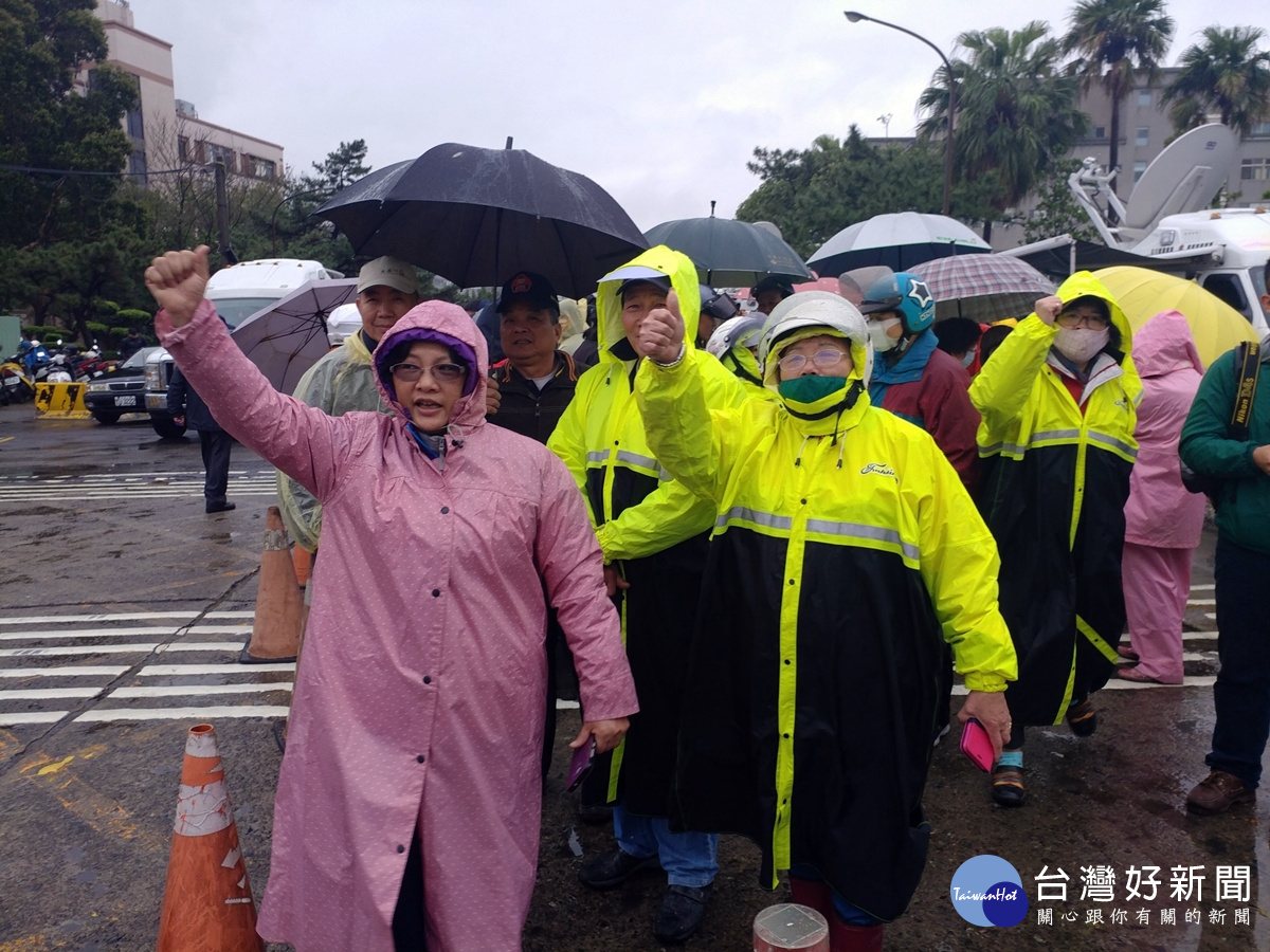 民眾在中油桃園煉油廠前抗議