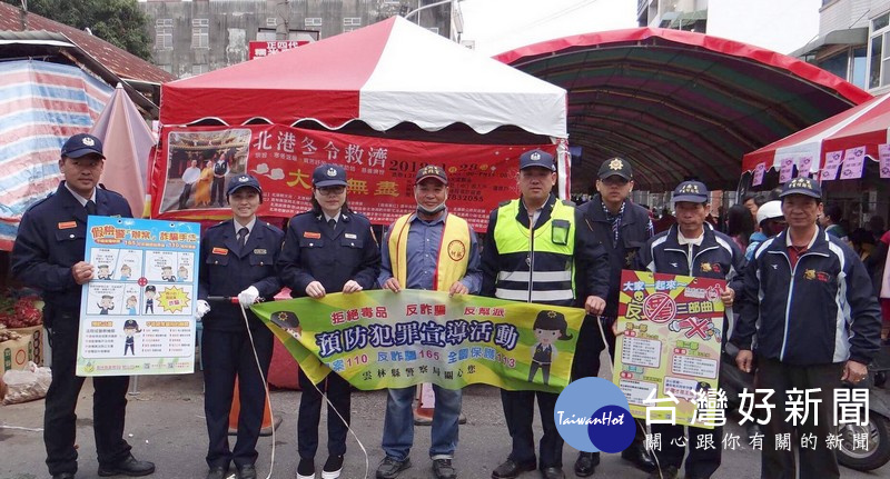 北港警分局動員協勤民力,深入民眾生活圈宣導各項犯罪預防,讓鄉親共同關心地方治安問題。(記者陳昭宗拍攝)