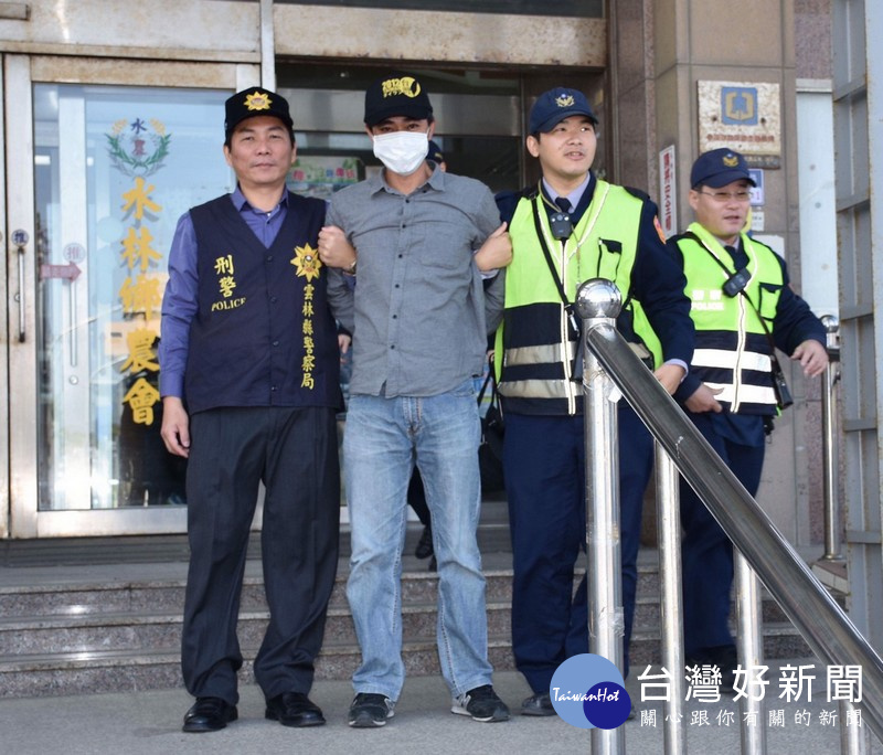搶匪遭到逮捕、搜身加銬,員警逐一依據相關作業規定確實執行。(記者陳昭宗拍攝)