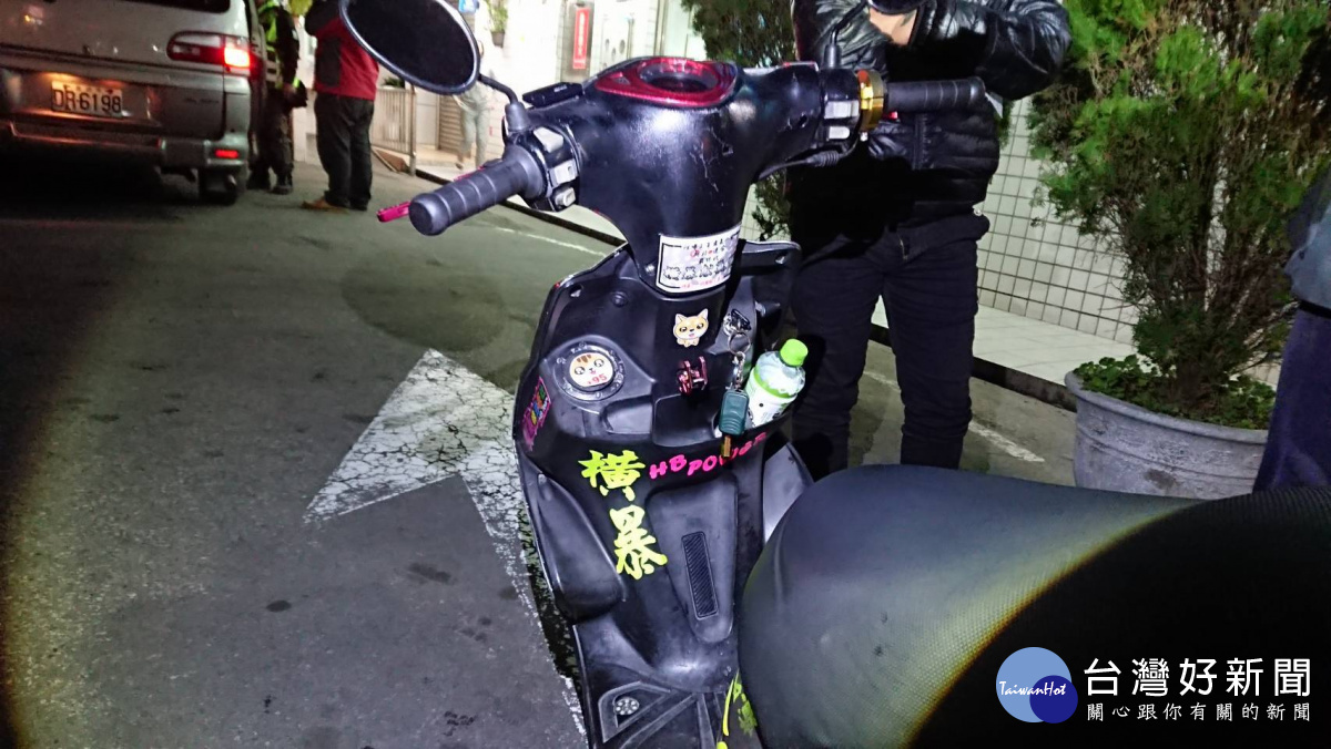 車身貼滿「橫暴」貼紙的黑色機車,派出所前呼嘯而過,警員劉家瑋立即上前攔停,帶往測量噪音。