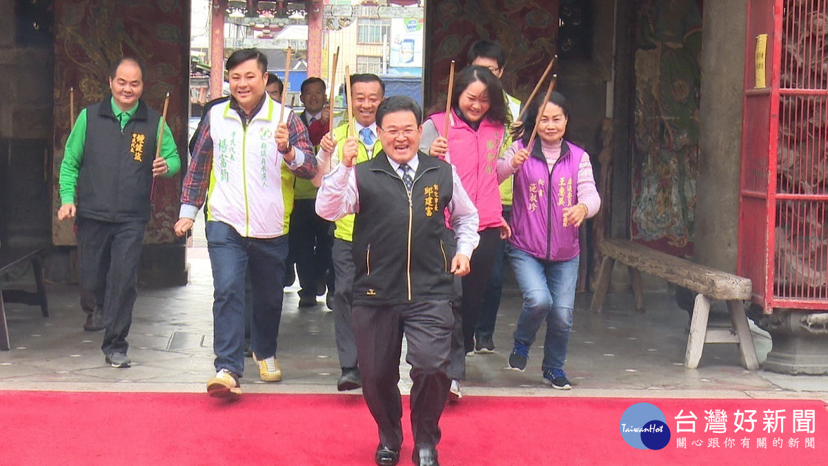 彰化市長邱建富(南瑤宮管理人)等人先行示範除夕夜搶頭香的路線。圖/記者鄧富珍攝