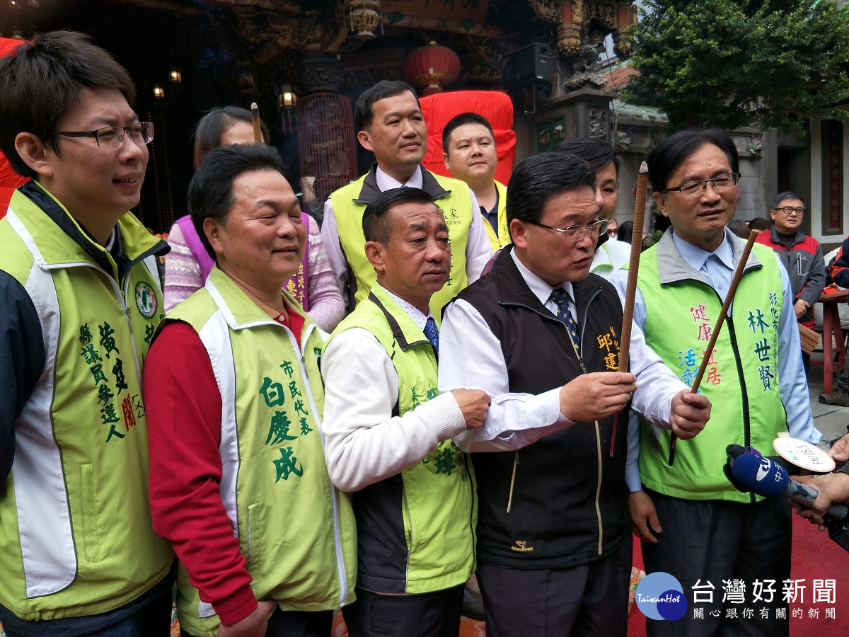 彰化市長邱建富於南瑤宮搶頭香記者會中說明,今年搶頭香的香以「6號天香」最恰當、執行時最安全。圖/記者鄧富珍攝