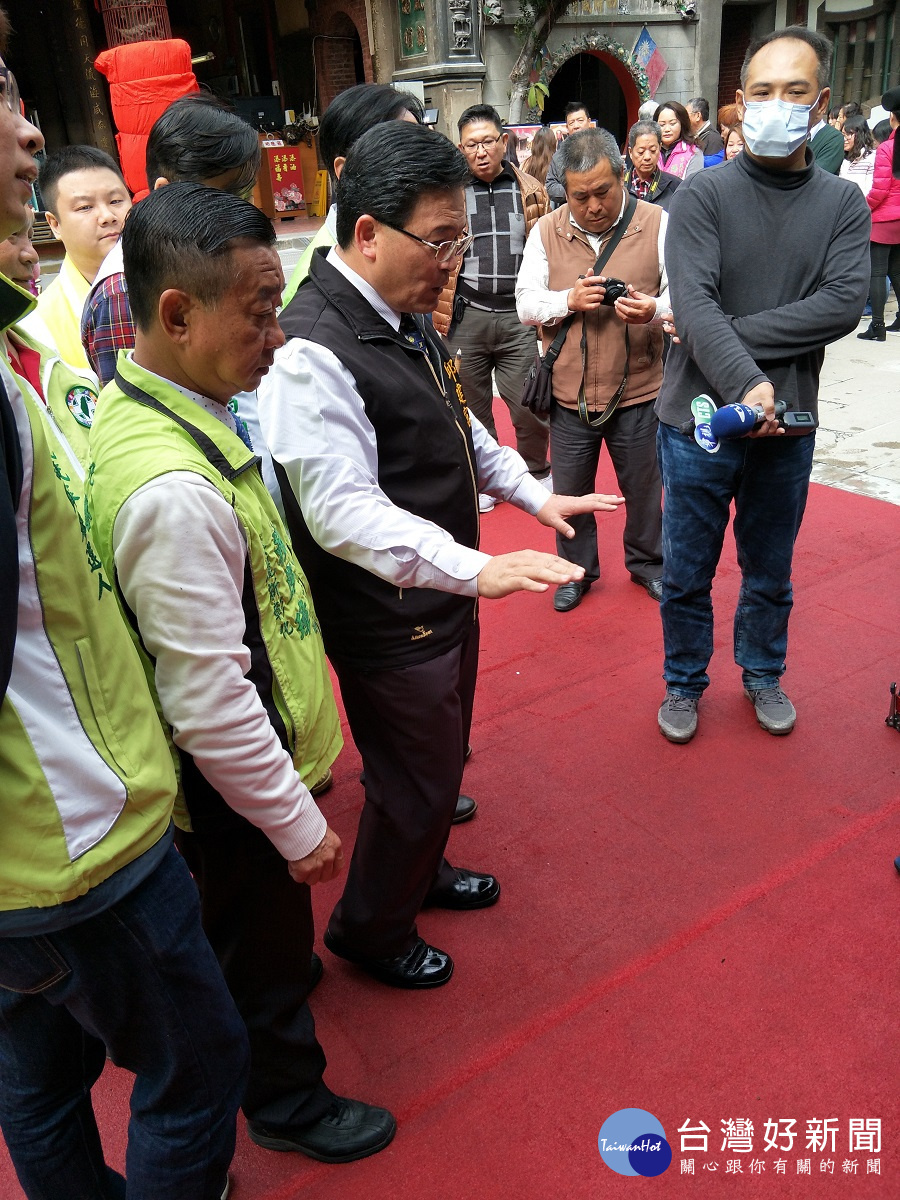 為能安全執行「搶頭香」民眾的安全,廟方路面加強做好防護措施。圖/記者鄧富珍攝