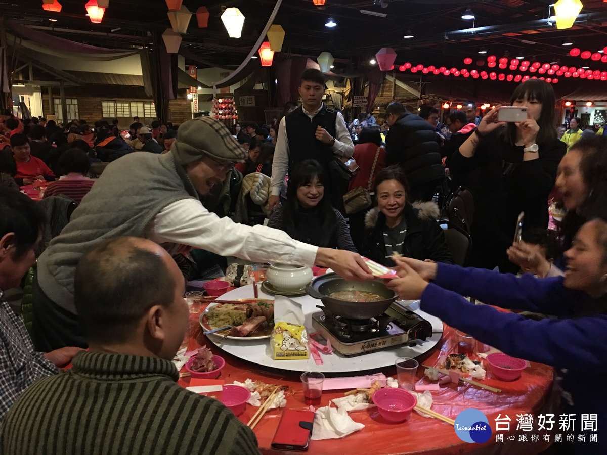 江欽良宴請社福團體並贈紅包。(記者扶小萍攝)