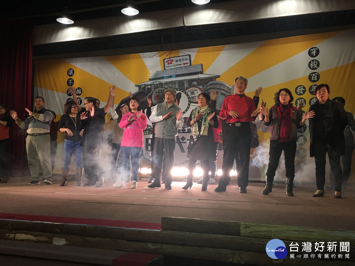 江欽良與各團體代表合唱感恩的心。(記者扶小萍攝)