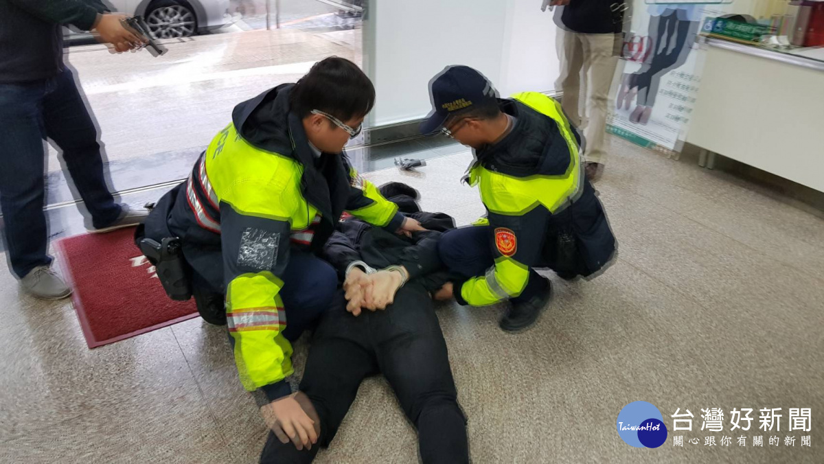 1名把風及接應的歹徒見事跡敗露,隨即逃逸,仍遭警方以口袋戰術包抄而落網。