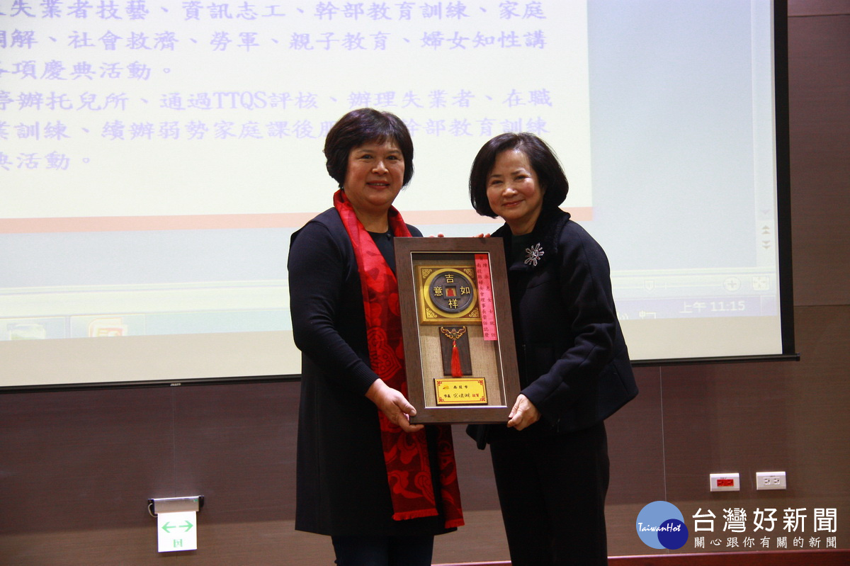 國民黨吳主席夫人蔡令怡也代贈祝賀牌。(記者扶小萍攝)
