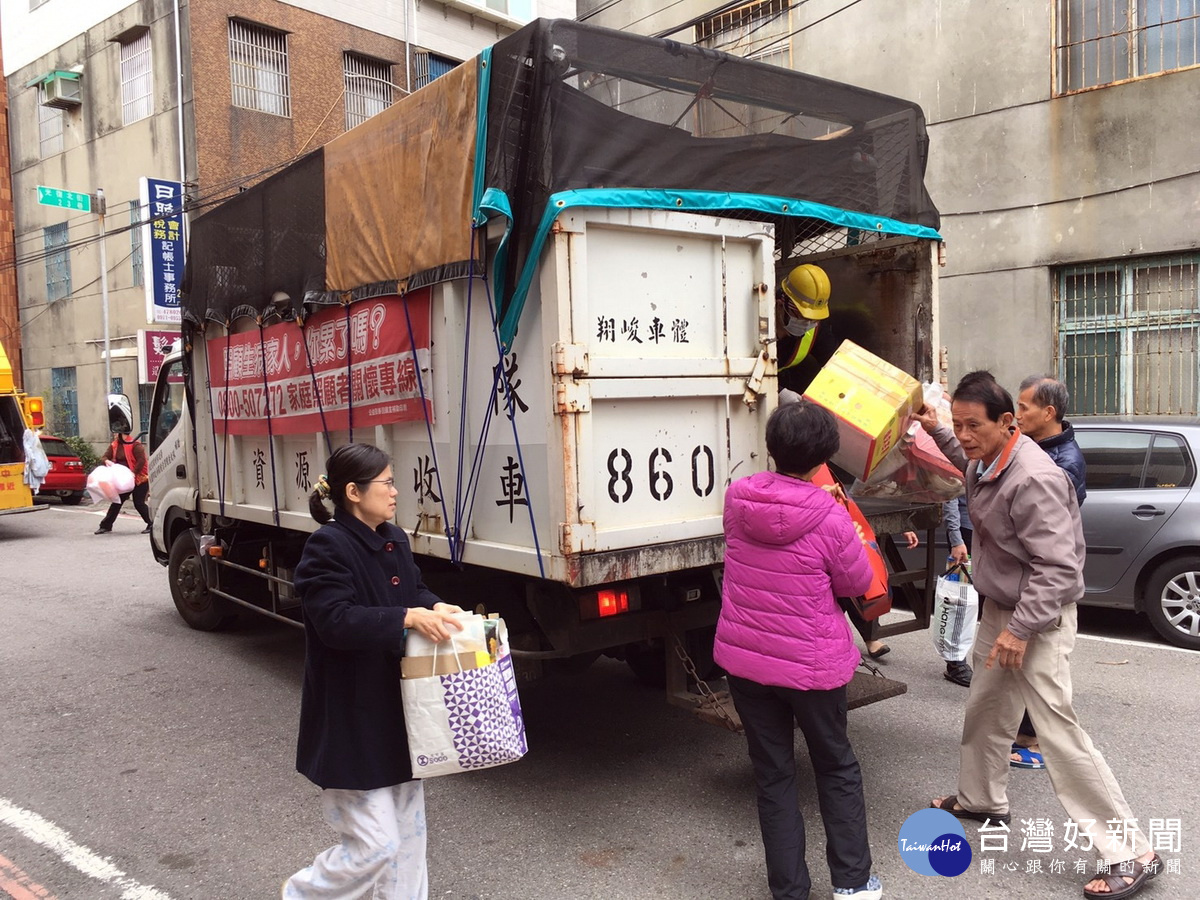 桃園市政府環保局清潔隊人員將加班清運垃圾,全力服務市民,除舊佈新過好年。