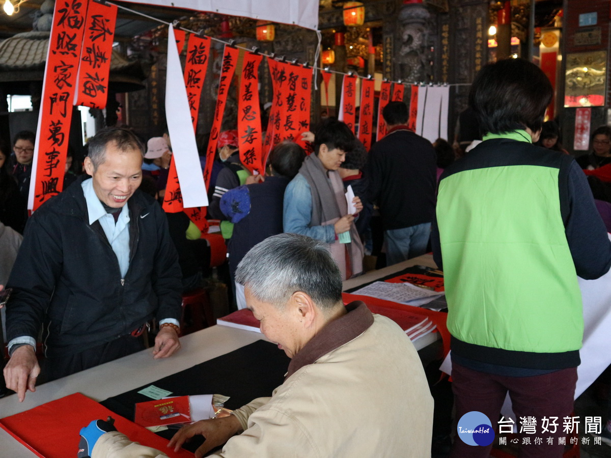 蘆竹區五福社區發展協會舉辦新春贈春聯活動,許多引起民眾前往索取。