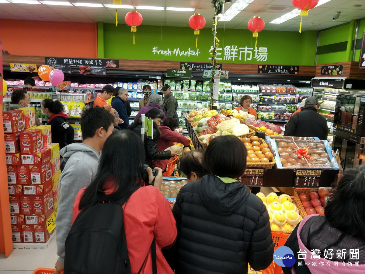 家樂福便利購桃園大興店開幕祭出開幕大優惠,吸引許多消費者爭相搶購。