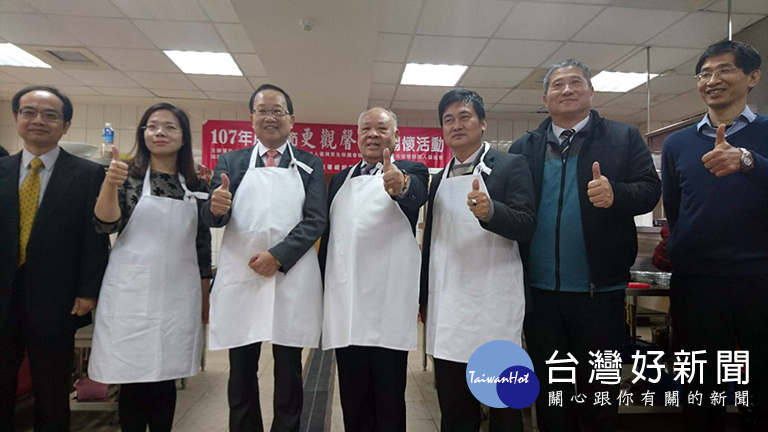 春節社區關懷,更保會協助更生人感受家庭溫暖。(圖╱永平工商提供)