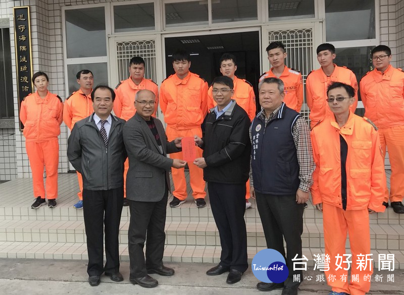 雲林縣政府勞軍行程，前往常駐戍守岸際防務的海巡署第四海岸巡防總隊麥寮大隊發放加菜慰勞金。（記者陳昭宗拍攝）