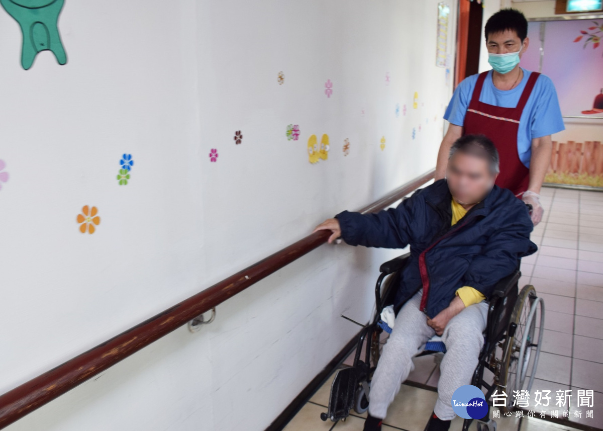 鄭恭萬取得照服員結業證書,並運用缺工就業獎勵方案,成功媒合恭萬至大川醫院附設護理之家工作。