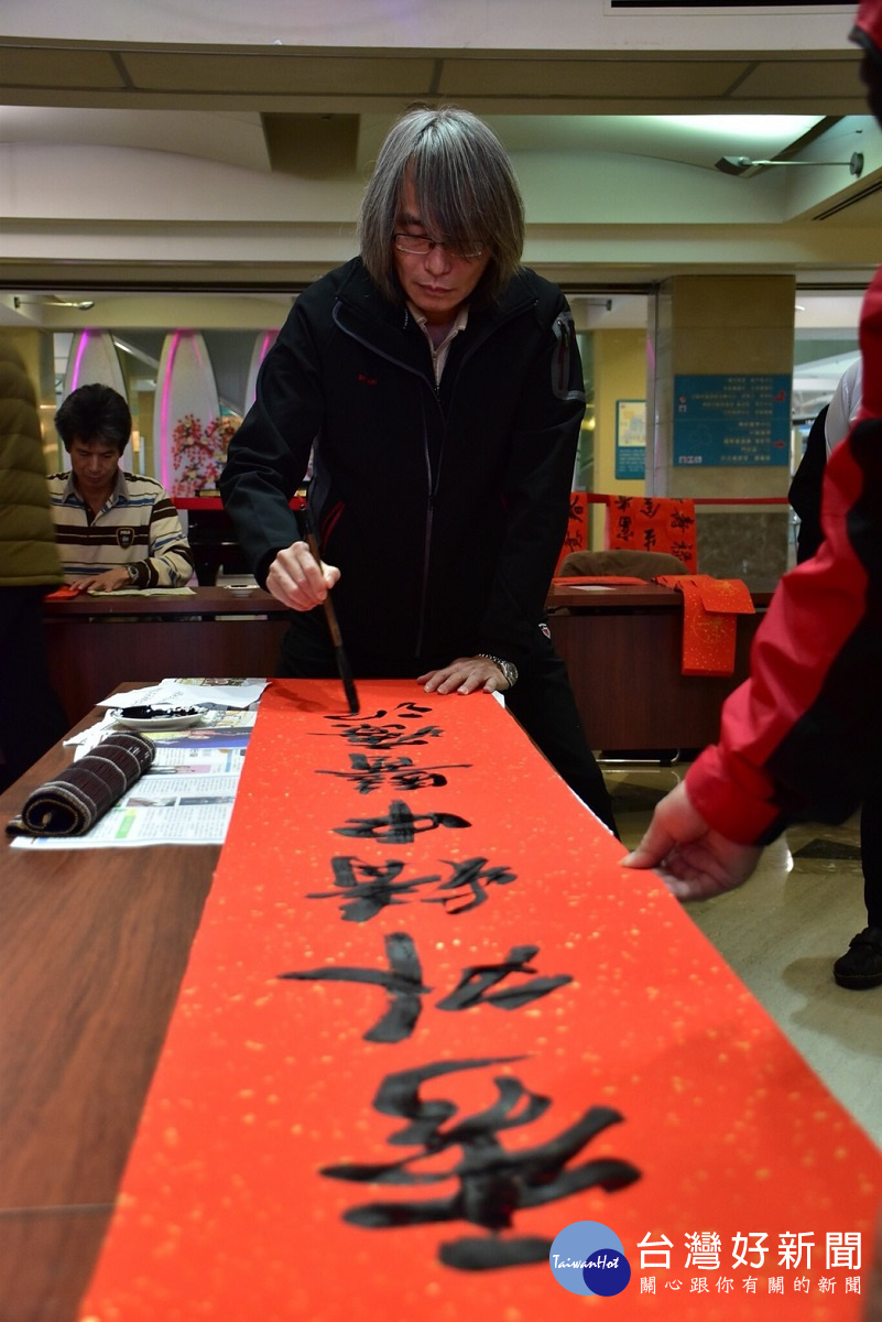 書法家現場揮毫,氣勢磅礡。