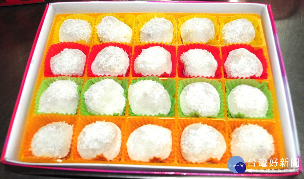 大東門福德祠祭拜供品「麻糬」象徵可以黏錢,帶來財運。圖/記者鄧富珍攝