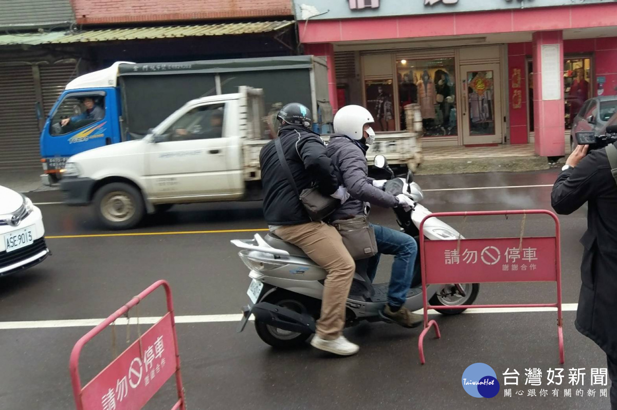 大園警分局結合第一銀行大園分行辦理防搶演練，加強業者對強盜、搶奪案件的應變能力。