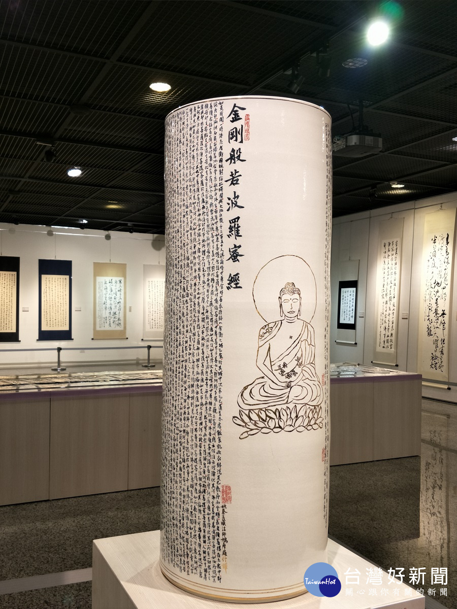 曾子雲老師結合美學將金剛經手抄在陶瓷器皿上。圖/記者鄧富珍攝