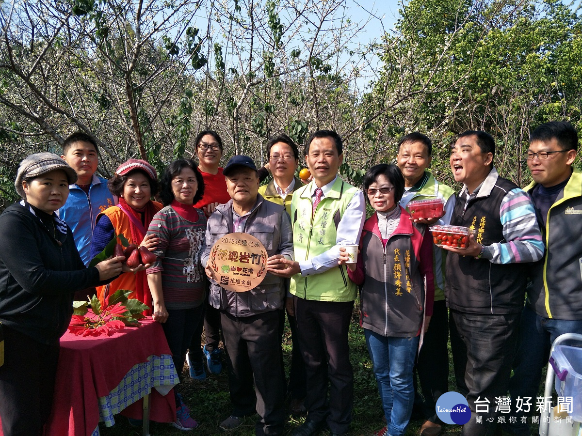 花壇鄉長李成濟行銷當地優質水果,歡迎民眾前往踏青採果。圖記/者鄧富珍攝