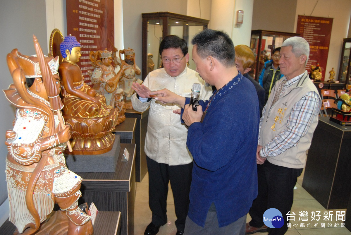 柯錦中大師向邱建富市長導覽解說其作品。圖／記者鄧富珍攝