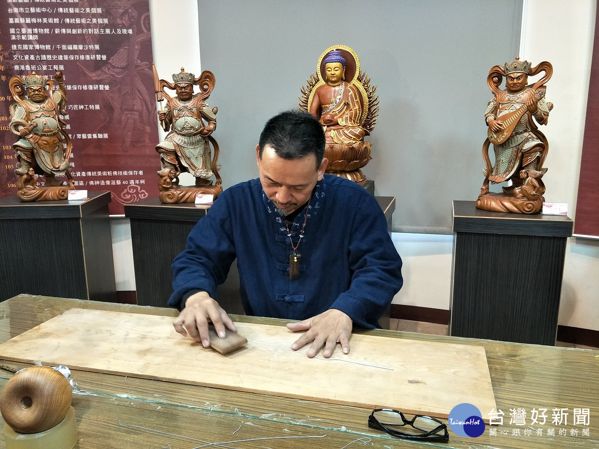 柯錦中大師現場製作漆線,準備創作。圖/記者鄧富珍攝