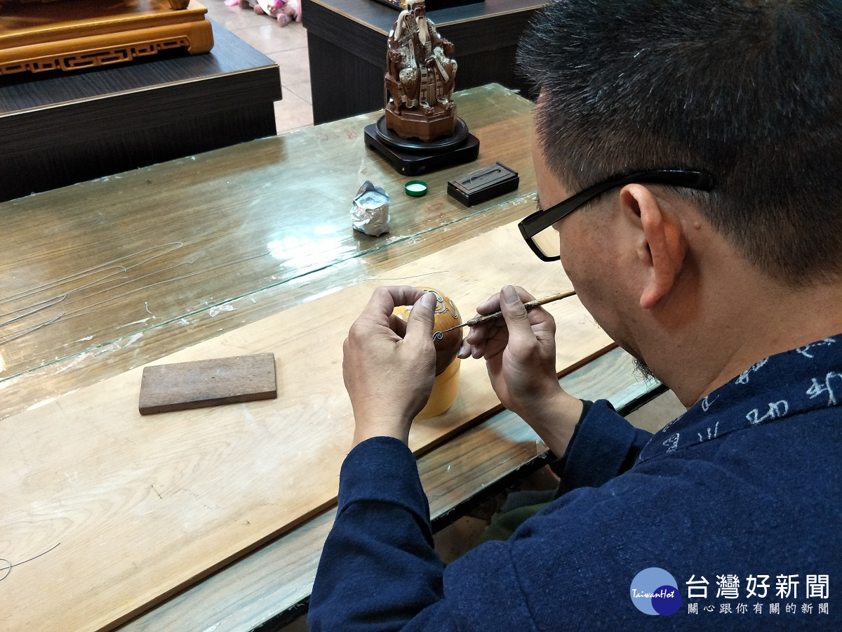 柯錦中大師漆線工藝。圖/記者鄧富珍攝