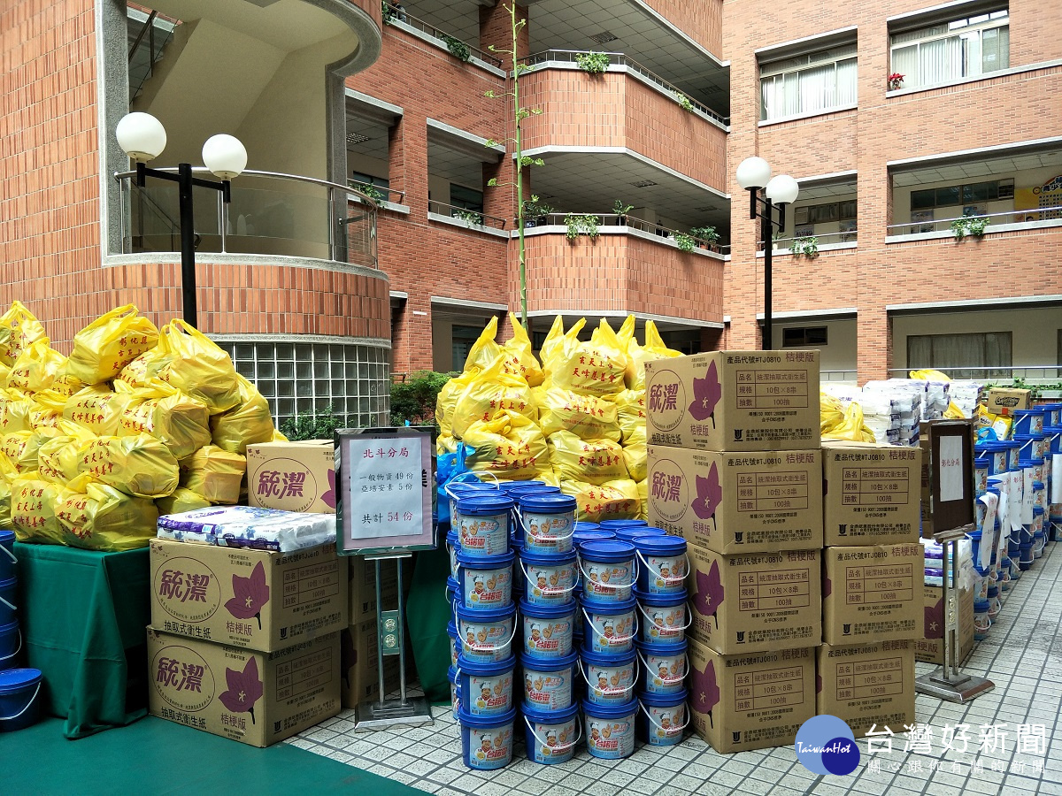 由天峰慈善會所捐贈的400多份民生物資在縣警局中庭，準備轄區弱勢貧困家庭。圖／記者鄧富珍攝