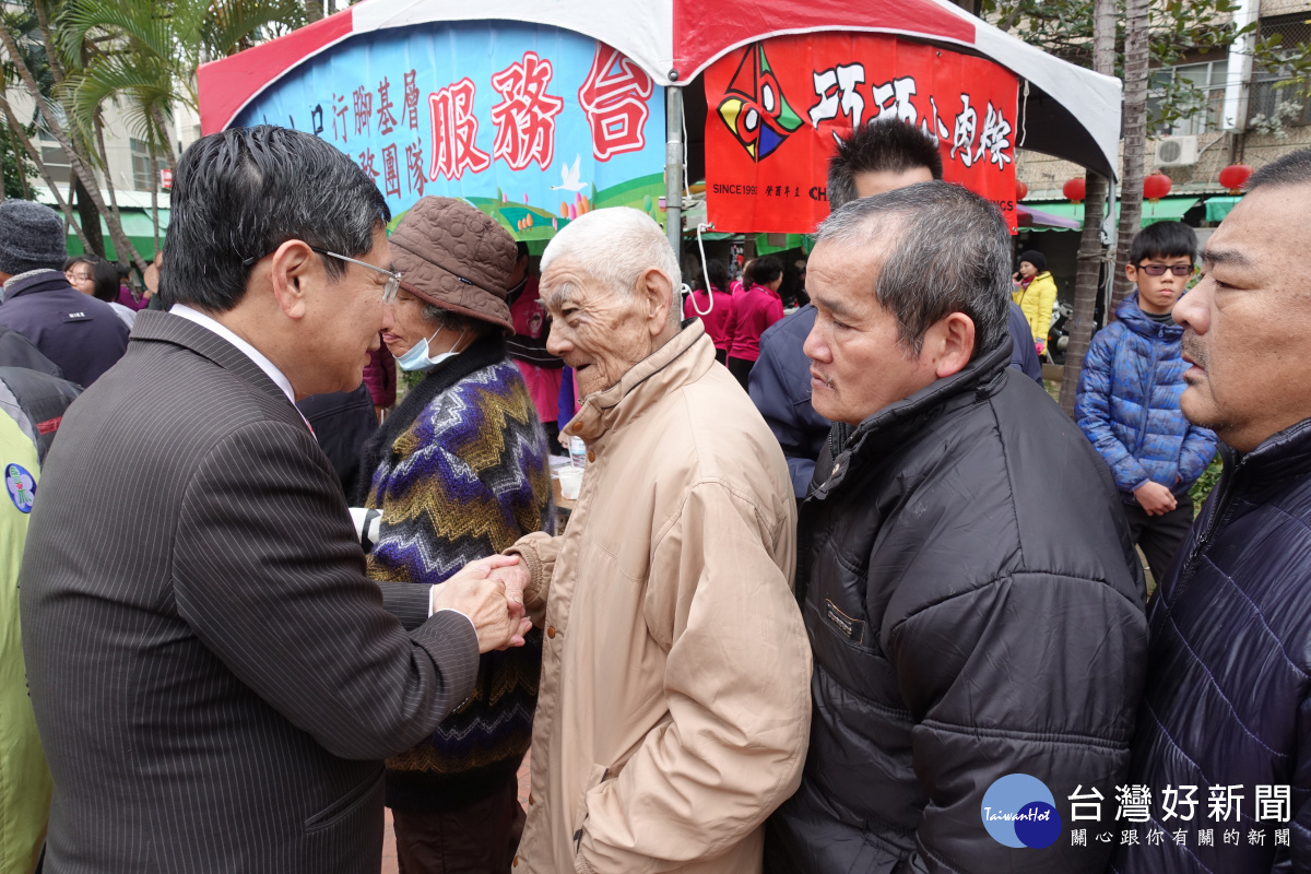 市長現場關心排隊民眾