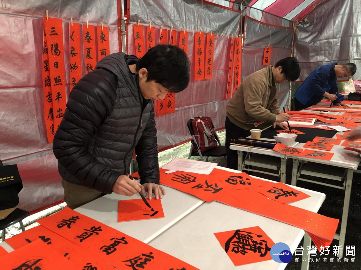 桃園市政府文化局於龜山區憲光二村舉辦「眷村迎春活動」,請來書法老師現場揮毫贈春聯。