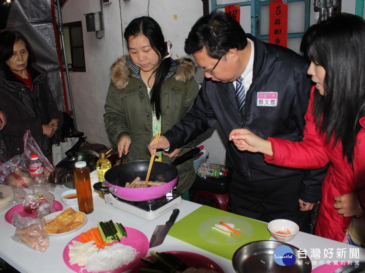桃園市政府文化局於龜山區憲光二村舉辦「眷村迎春活動」,桃園市長鄭文燦蒞臨現場與市民朋友們手作地方美食。