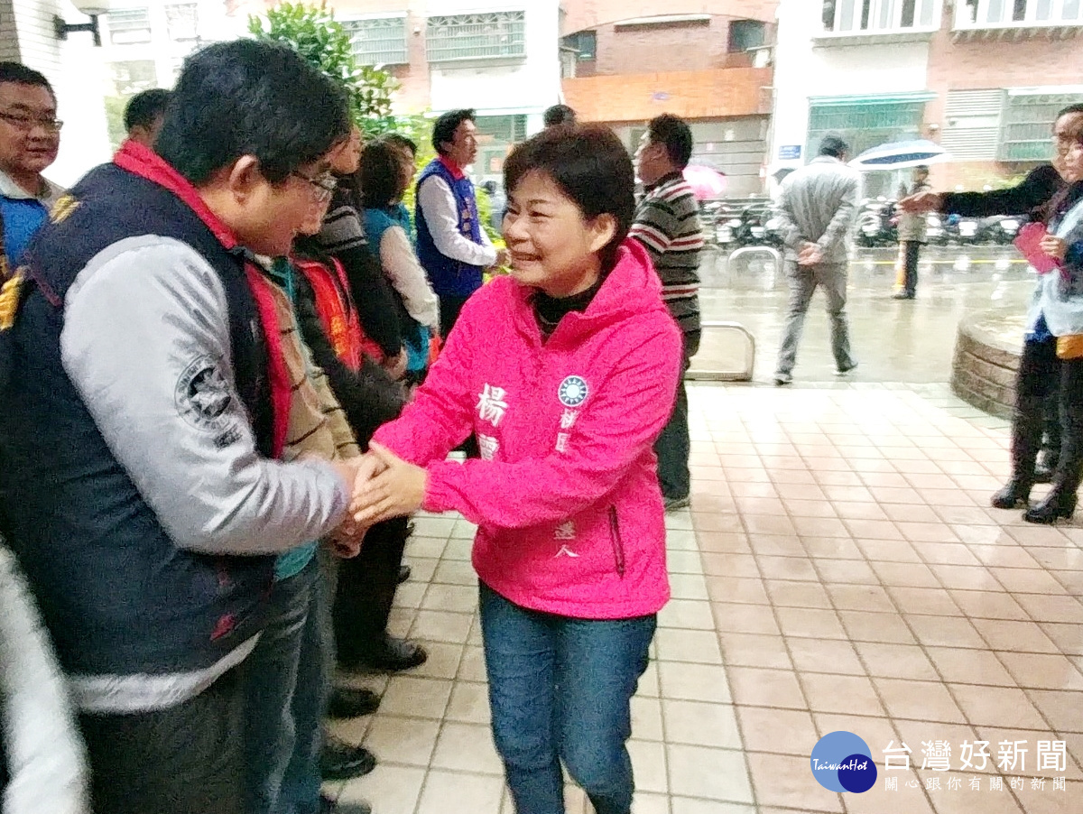要參選桃園市長的前立委楊麗環一身勁裝,在場內向鄉親們握手拉票