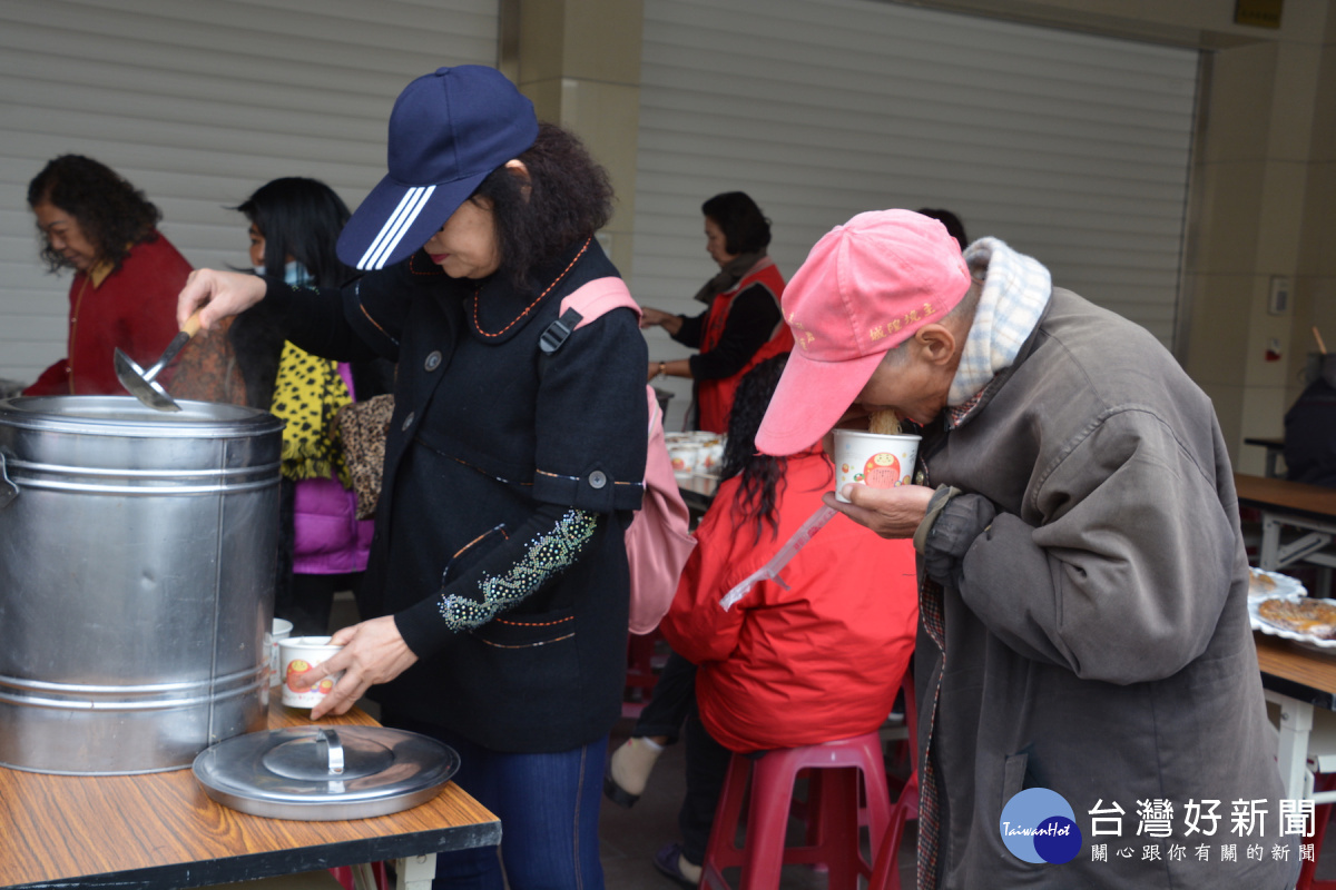 弱勢鄉親在寒冬吃到熱騰騰點心,紛說好溫暖。(圖/記者黃芳祿攝)